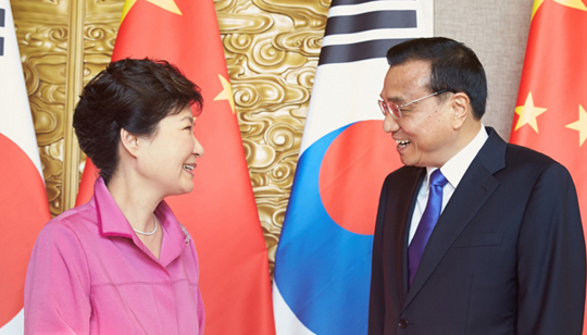 박근혜 대통령이 2일 오후 중국 베이징 댜오위타이(釣魚臺)에서 리커창 중국 총리를 면담하기에 앞서 악수한 뒤 대화하고 있다. (사진=청와대)