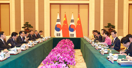 박근혜 대통령이 2일 오후 중국 베이징 댜오위타이(釣魚臺)에서 리커창 중국 총리와 면담하고 있다. (사진=청와대)