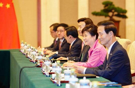 박근혜 대통령이 2일 오후 중국 베이징 댜오위타이(釣魚臺)에서 리커창 중국 총리와 면담하고 있다. (사진=청와대)