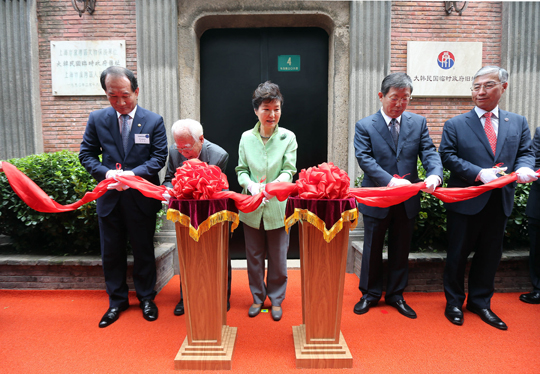 박근혜 대통령이 4일 중국 상하이에서 열린 대한민국 임시정부청사 재개관식에서 테이프를 자르고 있다. 왼쪽부터 박승춘 국가보훈처장, 김우전 애국지사, 박근혜 대통령, 양슝 상하이 시장, 추궈훙 주한중국대사. (사진=저작권자(c)연합뉴스.무단전재-재배포 금지) 