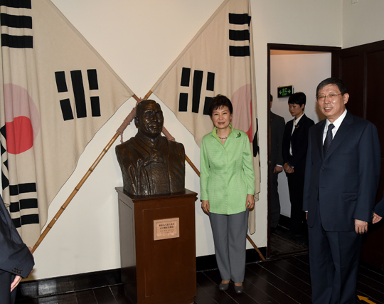박근혜 대통령이 4일 상하이에서 열린 대한민국 임시정부청사 재개관식에 참석, 임시정부 회의실에 있는 백범 김구 선생 흉상 앞에서 기념 촬영하고 있다. (사진=저작권자(c)연합뉴스.무단전재-재배포 금지) 