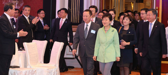 박근혜 대통령이 4일 상하이에서 열린 한·중 비즈니스 포럼에 참석하고 있다. (사진=저작권자(c)연합뉴스.무단전재-재배포 금지) 