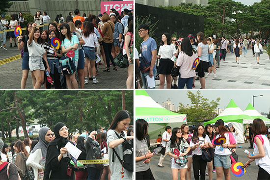 세계 각국에서 모인 외국인 관람객들이 들뜬 표정으로 콘서트를 기다리고 있다.