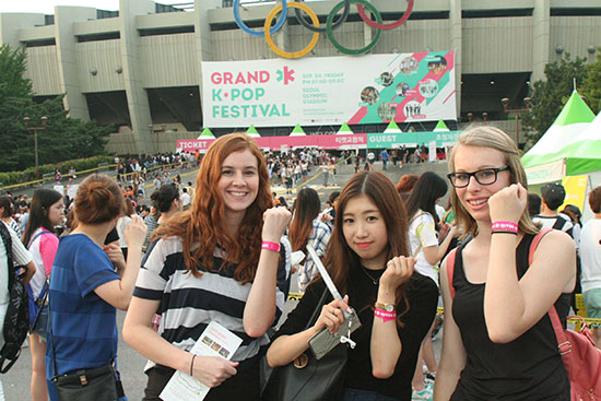 인터뷰에 한국어로 대답했던 한나와 마유, 세라(왼쪽부터)