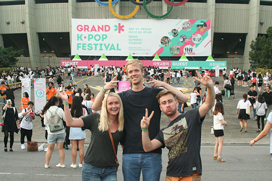 유럽에서 온 교환학생들, 지어스와 에밀리 그리고 조이(왼쪽부터)