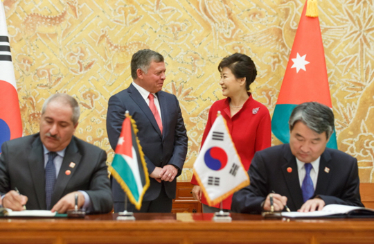 박근혜 대통령과 압둘라 2세 요르단 국왕이 11일 오후 청와대에서 열린 협정 서명식에 참석하고 있다. (사진=청와대)