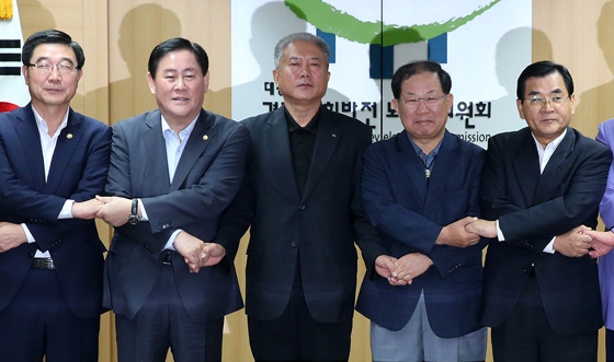 경제사회발전노사정위원회 김대환 위원장 등 위원들이 15일 오전 정부서울청사 노사정위 대회의실에서 제89차 본위원회를 열어
