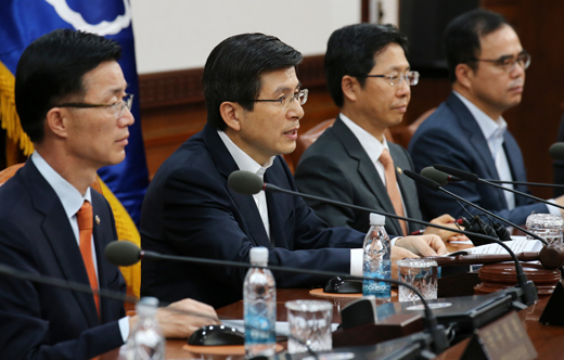 황교안 국무총리가 16일 오전 정부서울청사에서 청년일자리 펀드를 조성 및 활용 방안을 발표하고 있다.(사진=저작권자(c)연합뉴스.무단전재-재배포 금지)