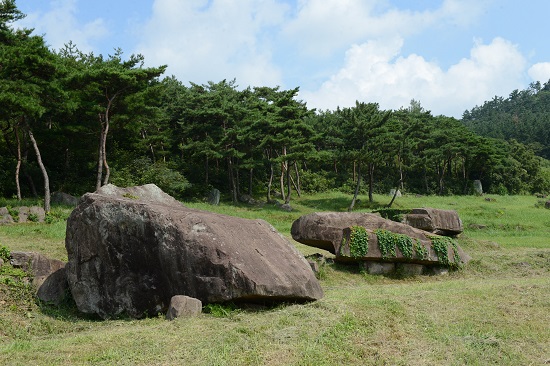 전북 고창을 찾으면 청동기시대의 대표 유적이자 세계문화유산에 등재된 지석묘 군락지를 만날 수 있다. 