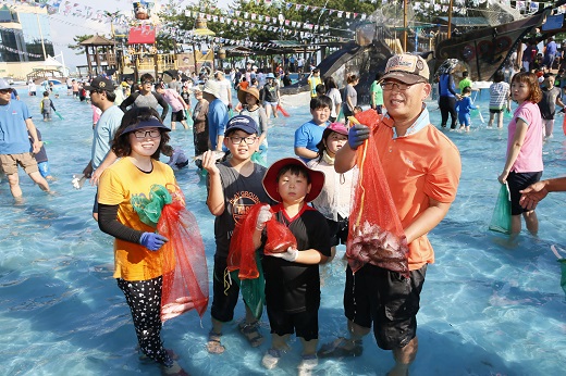 집 나간 며느리도 전어 굽는 냄새에 돌아온다는 전어의 계절이 돌아왔다. 전어 뿐 아니다. 꽃게, 대하 등 제철 별미 축제가 줄줄이 열려 여행객들의 눈길을 끌고 있다. 사진은 지난 8월말 전남 보성에서 열린 전어축제 모습.린다. .(사진=저작권자(c)연합뉴스.무단전재-재배포 금지)