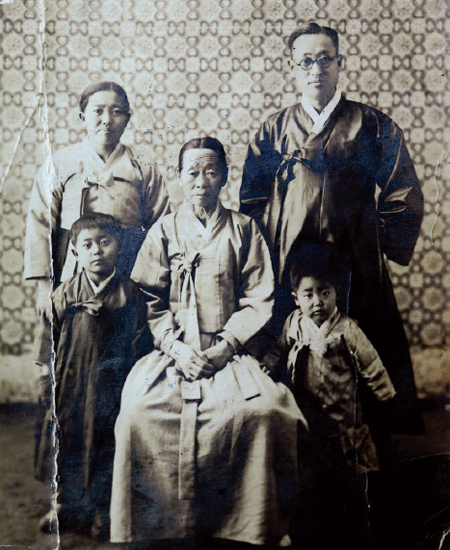 여동생이 태어나기 전 심구섭 회장 부모님, 할머니, 남동생이 함께 찍은 사진.