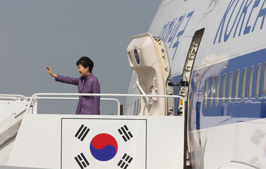 제70차 유엔총회 참석차 출국하는 박근혜 대통령이 25일 성남 서울공항에서 환송객에게 손을 흔들고 있다. (사진=저작권자(c)연합뉴스.무단전재-재배포 금지)
