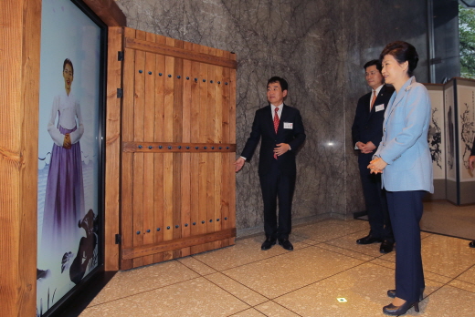 박근혜 대통령이 28일 오후(현지시간) 미국 뉴욕 한국문화원에서 열린 