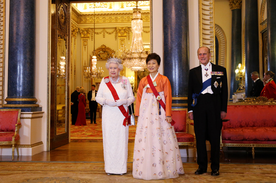 버킹엄 궁에서 열린 영국 여왕 국빈 만찬을 오렌지색 저고리에 은빛 자수가 놓인 흰색 치마