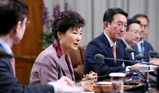 박근혜 대통령이 13일 청와대에서 열린 수석비서관회의에서 모두발언하고 있다. (사진=저작권자 (c) 연합뉴스. 무단전재-재배포금지)