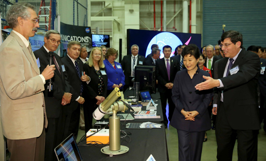 박근혜 대통령이 15일 새벽(한국시간) 미국 메릴랜드 NASA 고다드 우주센터를 방문, NASA 관계자로부터 우주산업장비에 대해 설명을 듣고 있다. (사진=저작권자(c)연합뉴스.무단전재-재배포금지)