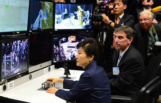 박근혜 대통령이 15일 새벽(한국시간) 미국 메릴랜드 NASA 고다드 우주센터 위성로봇연구동에서 위성로봇을 시연해보고 있다. (사진=저작권자(c)연합뉴스.무단전재-재배포금지)