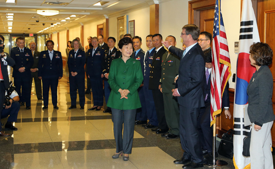 박근혜 대통령과 애쉬턴 카터 미 국방장관이 15일 오전(현지시간) 미국 워싱턴 펜타곤에서 한미장병과 대화하고 있다. (사진=저작권자(c)연합뉴스.무단전재-재배포금지)