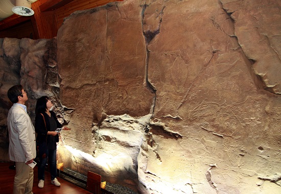 울산암각화박물관은 수천년전 옛 시대로 떠나게 하는 ‘타임머신’이다. 반구대암각화 외에 신라시대 천전리각석 등 다양한 암각화를 볼 수 있는 곳이다.