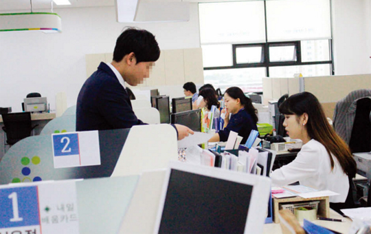 서산고용복지플러스센터에서 직원이 방문자의 고용·복지 관련 서류를 접수하고 있다.(사진=고용노동부)