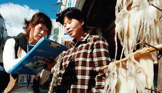 통계청이 5년마다 진행하는 인구주택총조사가 10월 24일부터 실시된다. 2010년 11월 1일 경북 울릉도에서 울릉읍사무소 직원이 울릉도 주민에 대한 2010 인구주택총조사의 방문면접조사를 실시하는 모습.(사진=동아DB)