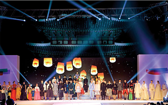 2015 한복의 날을 맞아 10월 21일 저녁 서울 종로구 경복궁 흥례문 광장에서 펼쳐진 ‘달빛 한복 패션쇼’에서 한복을 입은 모델들이 마지막 무대를 장식하고 있다.