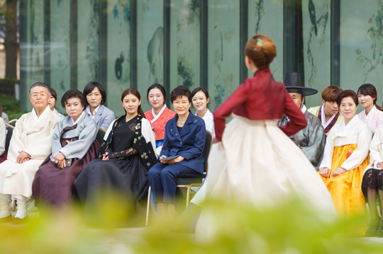 박근혜 대통령이 10월 21일 한복특별전에 참석해 한복 패션쇼를 관람하고 있다. 박 대통령 왼쪽은 한복 홍보대사 배우 하지원. (사진=청와대)