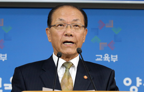 황우여 사회부총리 겸 교육부장관이 27일 오후 정부서울청사에서 역사교과서 국정화와 관련해 브리핑하고 있다.