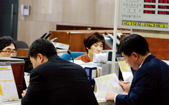 은행을 찾은 고객들이 창구에서 직원과 상담하고있다.(사진=동아DB)