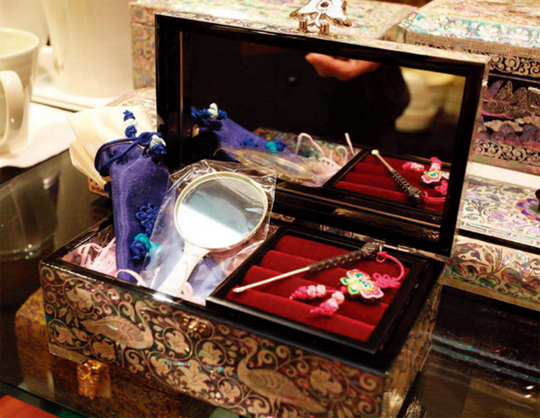 결혼을 앞두고 시댁에 드리는 선물인 예단에 변화의 바람이 불고 있다. 전통적인 품목이던 ‘예단 삼총사(반상기, 은수저, 이불)’ 대신 손거울, 귀이개, 동전 주머니 등으로 구성된 ‘애교 예단’.(사진=동아DB)