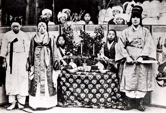 전통혼례 모습. 우리나라에서는 전통적으로 혼례식을 신부 집에서 치렀다.(사진=동아DB)