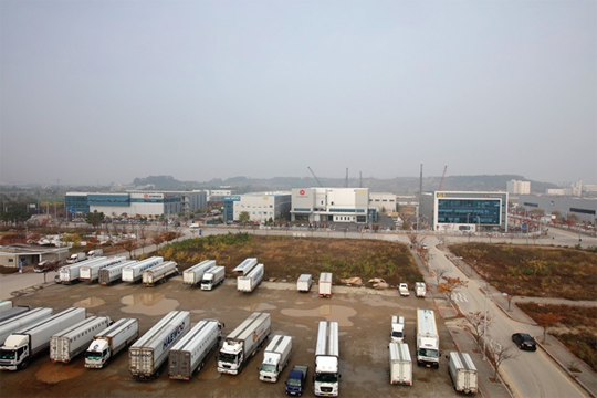 인천공항 1단계 물류단지 내에 물류 수송을 하기 위한 차량들이 정렬해 있다.(사진=국토교통부)