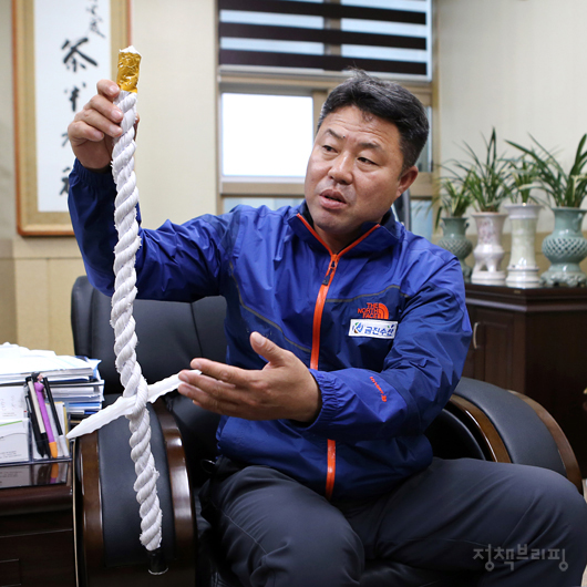 김병대 금진수산 대표가 친환경 자재인 천로프와 플라스틱, 무명실로 된 그물을 보여주며 