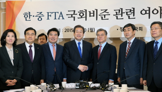 한·중 자유무역협정(FTA) 비준동의안을 오후 본회의에서 표결 처리하기로 최종 합의한 새누리당 김무성(가운데)·새정치민주연합 문재인(오른쪽 세번째) 대표가 30일 오후 국회 의원회관에서 열린 여야회담에서 만나 악수하고 있다. 왼쪽부터 나경원 외교통일위원장, 새누리당 김종훈 정책위의장, 원유철 원내대표, 김 대표, 새정치민주연합 문 대표, 이종걸 원내대표, 최재천 정책위의장.