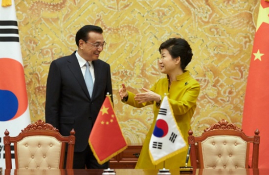올해 10월에 열린 한중 정상회담에서의 중국 리커창 총리(좌)와 박근혜 대통령(우)(출처=청와대) 