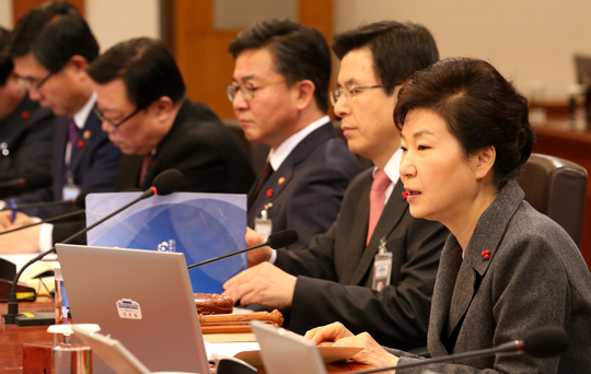박근혜 대통령이 8일 청와대에서 열린 제53회 국무회의를 주재하고 있다. (사진=저작권자(c)연합뉴스.무단전재-재배포금지)