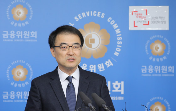 손병두 금융위원회 금융정책국장이 14일 오전 서울 세종대로 금융위 기자실에서 가계부채 대응방향과 여신심사 선진화 가이드 라인과 관련해 브리핑을 하고 있다. 