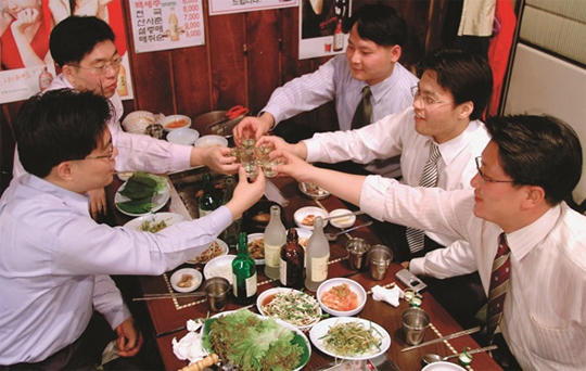 술을 많이 마시는 것은 오랫동안 계속돼온 우리의 송년 모임 풍경이다.(사진=동아DB)