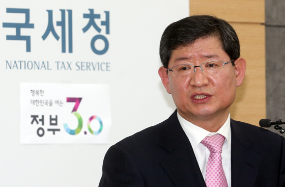 최현민 국세청 법인납세국장이 15일 오전 세종시 국세청 기자실에서 2015년 귀속 근로소득 연말정산 종합 안내 브리핑을 하고 있다.