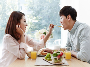 남자에게 음식을 먹여주는 여자