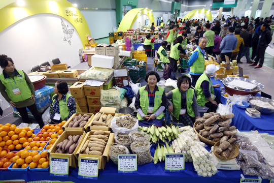 지난 10월 28일 서울 양재동 aT센터에서 열린 2015 농산물 직거래·로컬푸드 페스티벌에서 참가자들이 각종 농산물을 살펴보고 있다. 