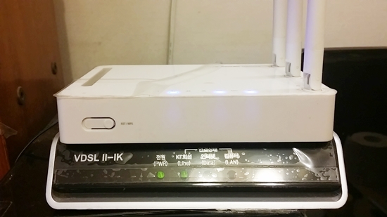 현재 필자 가족이 이용중인 VDSL(초고속 인터넷 서비스)와 인터넷 공유기기. 조만간 기가인터넷 서비스로 교체를 계획 중이다.