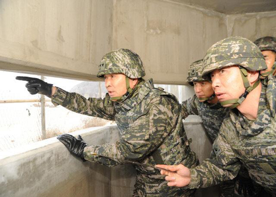 이상훈(맨 왼쪽) 해병대사령관이 6일 해병대6여단을 방문해 요새화 사업 현장을 점검하고 있다. 이 사령관은 "적이 도발하면 과감하게 방아쇠를 당기라"며 강력한 응징태세 확립을 강조했다. (사진=해병대 제공/국방일보)