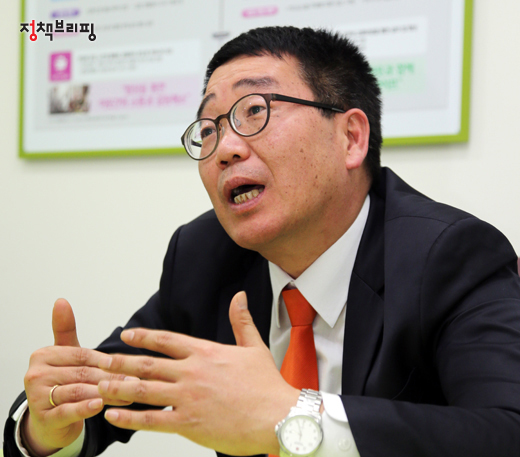 조상혁 동탄 행복마을 푸르지오 소장이 새로운 형태의 ‘마을 공동체 뉴스테이’를 설명하고 있다. 조 소장은 “안정적인 뉴스테이의 장점을 최대한 살려 최초로 연 임대료 상승률을 2%로 고정하고 어릴 때 느꼈던 마을 공동체를 형성하기 위해 ‘렛츠 프로그램’을 도입했다”고 말했다. 