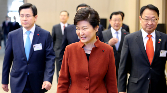 박근혜 대통령이 14일 오전 정부 세종컨벤션센터에서 열린 2016년 경제관련 정부업무보고에 참석하고 있다. (사진=저작권자(c)연합뉴스.무단전재-재배포금지)