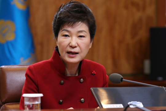 박근혜 대통령이 25일 청와대에서 오전 열린 수석비서관회의에서 “아들·딸들의 장래를 외면하고 나라의 미래를 내다보지 않는 정치권의 일부 기득권 세력과 노동계의 일부 기득권 세력의 개혁 저항에 조금도 흔들리지 않고 국민과 함께 개혁을 추진해 나갈 것”이라고 발언하고 있다. (사진=저작권자(c)연합뉴스.무단전재-재배포금지) 