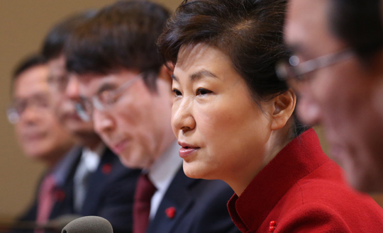박근혜 대통령이 25일 청와대에서 오전 열린 수석비서관회의에서 “아들·딸들의 장래를 외면하고 나라의 미래를 내다보지 않는 정치권의 일부 기득권 세력과 노동계의 일부 기득권 세력의 개혁 저항에 조금도 흔들리지 않고 국민과 함께 개혁을 추진해 나갈 것”이라고 발언하고 있다. (사진=저작권자(c)연합뉴스.무단전재-재배포금지) 