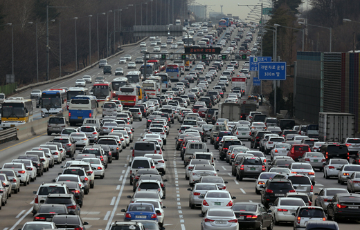 경기도 성남시 분당구 궁내동 서울 톨게이트를 지난 차량들이 경부고속도로 하행선을 가득 메우고 있다.(사진=저작권자 (c) 연합뉴스. 무단전재-재배포금지)