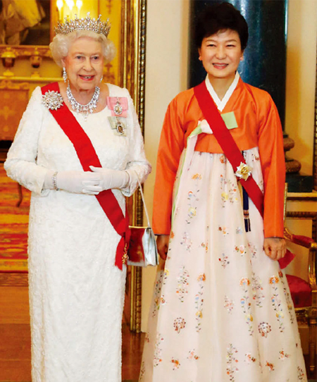 2013년 11월 영국을 국빈방문한 박근혜 대통령이 한복 차림으로 엘리자베스2세 영국 여왕과 기념사진을 찍고 있다.(사진=동아DB)