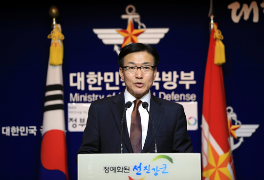 문상균 국방부 대변인이 서울 용산 국방부 브리핑실에서 정례 브리핑을 하고 있다. <저작권자(c) 연합뉴스, 무단 전재-재배포 금지>